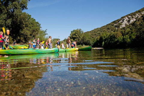 Huéspedes en Slow Village Provence Occitane navegando en canoas por un río soleado en Occitanie, Francia.