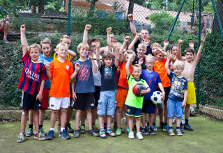 Blije groep kinderen op een speelveld in Slow Village Provence Occitane vakantiepark, Occitanië, Frankrijk.