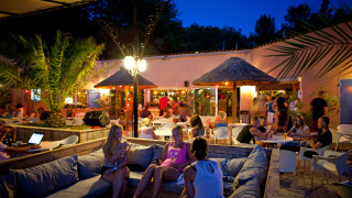 Salón al aire libre en Slow Village Provence Occitane, huéspedes disfrutando en el parque vacacional de Occitania.