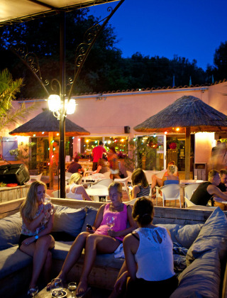 Salón al aire libre en Slow Village Provence Occitane, huéspedes disfrutando en el parque vacacional de Occitania.