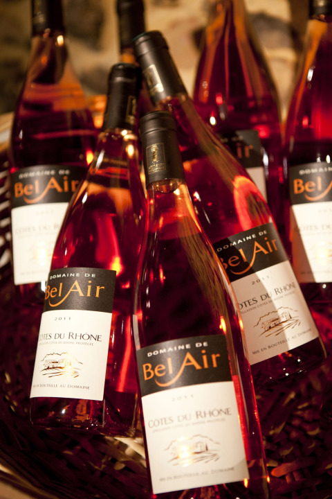 Botellas de vino rosado Domaine de Bel Air Côtes du Rhône en Slow Village Provence Occitane, Occitanie, Francia.