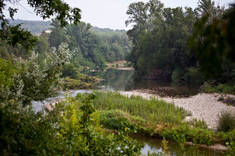 Rustige rivier en groene natuur bij Slow Village Provence Occitane vakantiepark in Occitanie, Frankrijk.