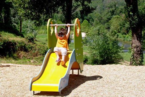 Un niño juega en un tobogán del parque Slow Village Provence Occitane en Occitania, Francia.