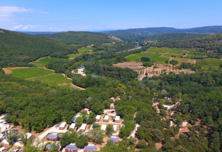 Vista aerea di Slow Village Provence Occitane, villaggio vacanze immerso nel verde in Occitania, Francia.
