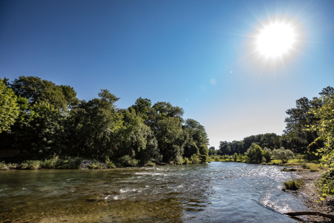 Río claro, árboles verdes y sol brillante en Slow Village Provence Occitane, parque vacacional en Occitanie, Francia.