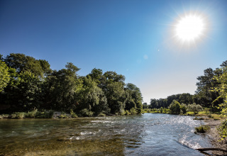 Fiume limpido, alberi verdi e sole splendente a Slow Village Provence Occitane, villaggio vacanze in Occitanie, Francia.