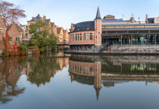Historische gebouwen en een rustige gracht weerspiegelen de charme van Jabbeke, West-Vlaanderen, België.