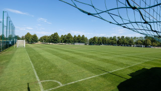 Campo de fútbol con césped verde y portería en Camping Terme Catez, región Baja Sava, Eslovenia.