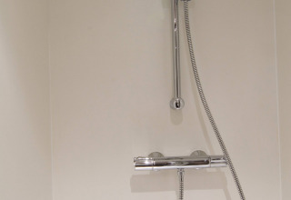 Ducha con cabezal ajustable y grifería cromada en la tienda safari RoyalLodge de Slow Village Provence Occitane.