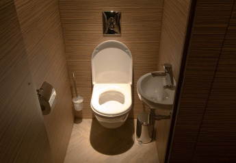 Moderne toilet en kleine wastafel in privébadkamer, RoyalLodge safaritent, Slow Village Provence Occitane, Frankrijk.
