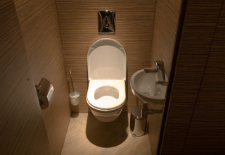 Baño privado con inodoro moderno y lavabo pequeño en RoyalLodge, Slow Village Provence Occitane, Francia.