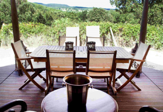 Terraza al aire libre en la tienda safari RoyalLodge en Slow Village Provence Occitane, Francia, con sillas y vistas.