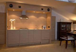 Moderna cocina en la tienda safari RoyalLodge de Slow Village Provence Occitane, Francia, con acabado de madera.