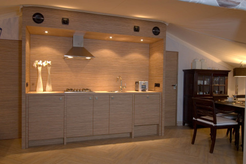 Moderna cocina en la tienda safari RoyalLodge de Slow Village Provence Occitane, Francia, con acabado de madera.