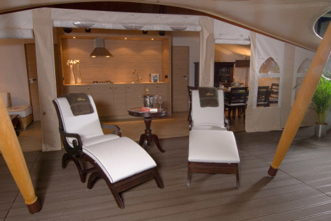 Luxe safaritent met stijlvolle ligstoelen en moderne keuken bij Slow Village Provence Occitane in Frankrijk.