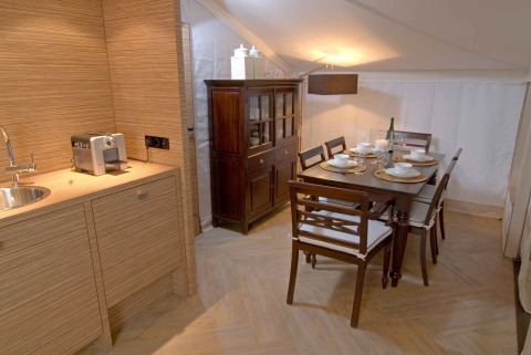 Eethoek en kitchenette in safaritent RoyalLodge bij Slow Village Provence Occitane in Frankrijk