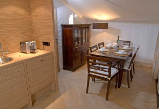 Eethoek en kitchenette in safaritent RoyalLodge bij Slow Village Provence Occitane in Frankrijk