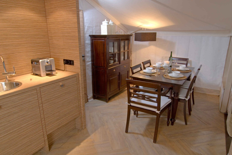 Comedor y pequeña cocina en tienda RoyalLodge de Slow Village Provence Occitane, Francia