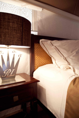 Primer plano de una cama y lámpara en tienda safari RoyalLodge en Slow Village Provence Occitane, Francia.