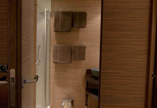Badkamerzicht in safaritent RoyalLodge bij Slow Village Provence Occitane, Frankrijk.