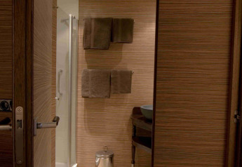 Badkamer in safaritent RoyalLodge bij Slow Village Provence Occitane, Frankrijk.