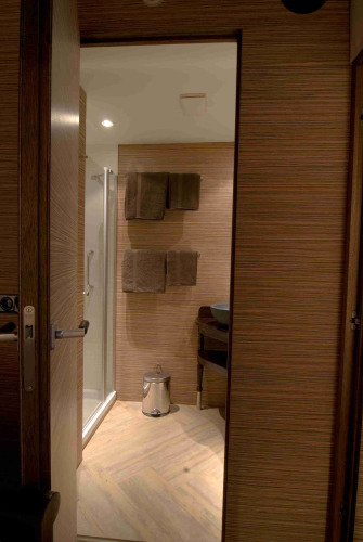 Baño en tienda safari RoyalLodge de Slow Village Provence Occitane, Francia.