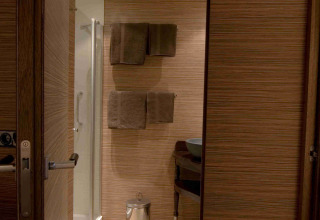 Baño en tienda safari RoyalLodge de Slow Village Provence Occitane, Francia.