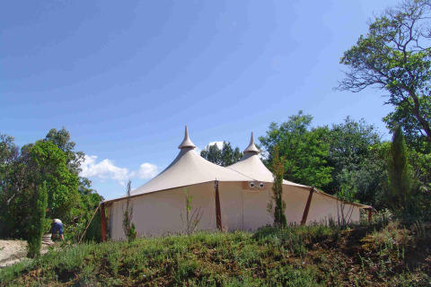 La tienda safari RoyalLodge en Slow Village Provence Occitane, Francia, rodeada de árboles y naturaleza.