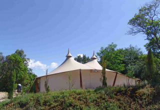 La tienda safari RoyalLodge en Slow Village Provence Occitane, Francia, rodeada de árboles y naturaleza.