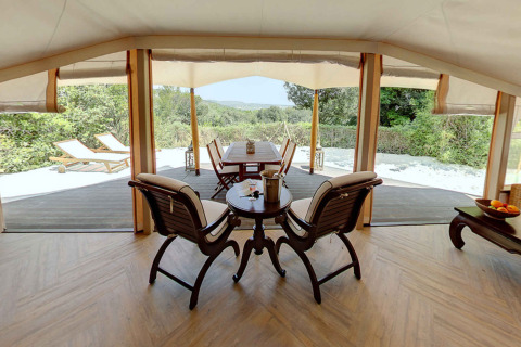Safaritent RoyalLodge in Slow Village Provence Occitane, Frankrijk, met houten terras en ligstoelen.