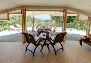 Safaritent RoyalLodge in Slow Village Provence Occitane, Frankrijk, met houten terras en ligstoelen.