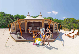 Familia disfrutando frente a una tienda safari RoyalLodge en Slow Village Provence Occitane, Francia.