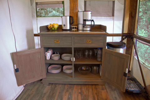 Keukenbuffet in een SunLodge Safari-tent op Slow Village Provence Occitane met servies en koffiezetapparaat.
