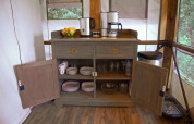 Keukenbuffet in een SunLodge Safari-tent op Slow Village Provence Occitane met servies en koffiezetapparaat.
