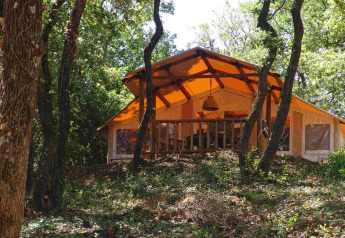 SunLodge Safari tent bij Slow Village Provence Occitane in Frankrijk, gelegen tussen de bomen.