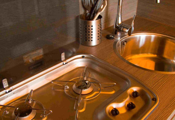 Angolo cucina in una tenda SunLodge Safari a Slow Village Provence Occitane con fornello a gas e lavello.