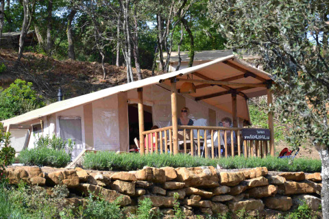 SunLodge Safari tent bij Slow Village Provence Occitane in Frankrijk, omgeven door natuur en bomen.
