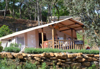 SunLodge Safari tent bij Slow Village Provence Occitane in Frankrijk, omgeven door natuur en bomen.