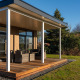 Moderne træhytte med overdækket terrasse og havemøbler ved feriestedet 't Schuttenbelt i Holland.