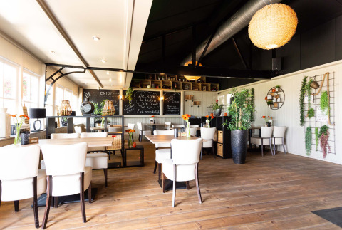 Luminoso interno moderno di bistrot al Recreatiepark het Esmeer, villaggio vacanze in Gelderland, Paesi Bassi.