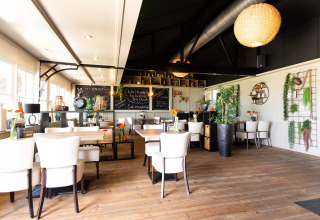 Luminoso interno moderno di bistrot al Recreatiepark het Esmeer, villaggio vacanze in Gelderland, Paesi Bassi.