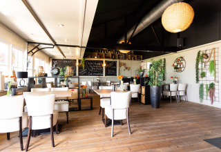 Lyst og moderne interiør i bistro ved Recreatiepark het Esmeer, en feriepark i Gelderland, Holland.