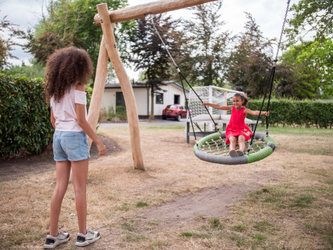 Due bambini giocano su un'altalena al parco vacanze Résidence Lichtenvoorde in Gheldria, Paesi Bassi.
