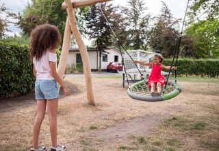 Due bambini giocano su un'altalena al parco vacanze Résidence Lichtenvoorde in Gheldria, Paesi Bassi.