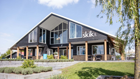 Modern holiday home at Résidence Lichtenvoorde, a holiday park in Gelderland, Netherlands, with greenery.