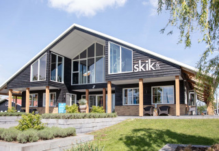 Maison de vacances moderne à Résidence Lichtenvoorde, parc de loisirs à Gelderland, Pays-Bas, avec verdure.