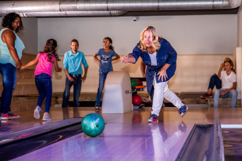 Ospiti del villaggio vacanze giocano a bowling alla Résidence Lichtenvoorde in Gelderland, Paesi Bassi.