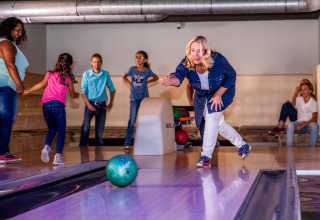Gasten hebben plezier met bowlen op Résidence Lichtenvoorde, een vakantiepark in Gelderland, Nederland.