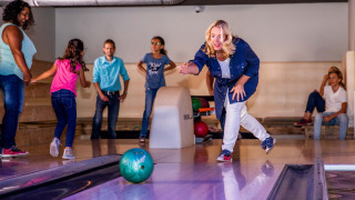 Los huéspedes del parque vacacional disfrutan jugando a los bolos en Résidence Lichtenvoorde, Países Bajos.
