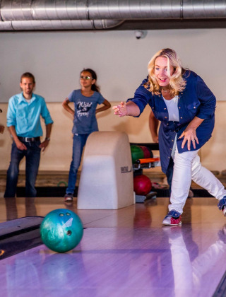 Los huéspedes del parque vacacional disfrutan jugando a los bolos en Résidence Lichtenvoorde, Países Bajos.